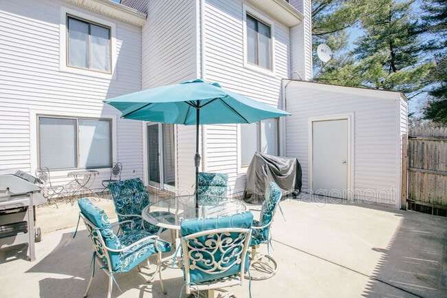 Building Photo - 207 Empress Ct