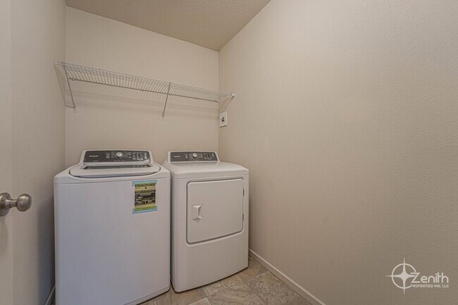 Building Photo - 1400 NE 85th Way