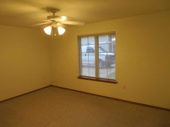 Building Photo - 584 W State St