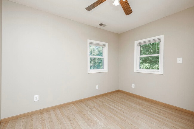 Building Photo - 804 N Van Buren St