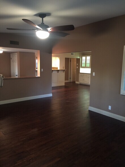 Building Photo - 2000 Karen St