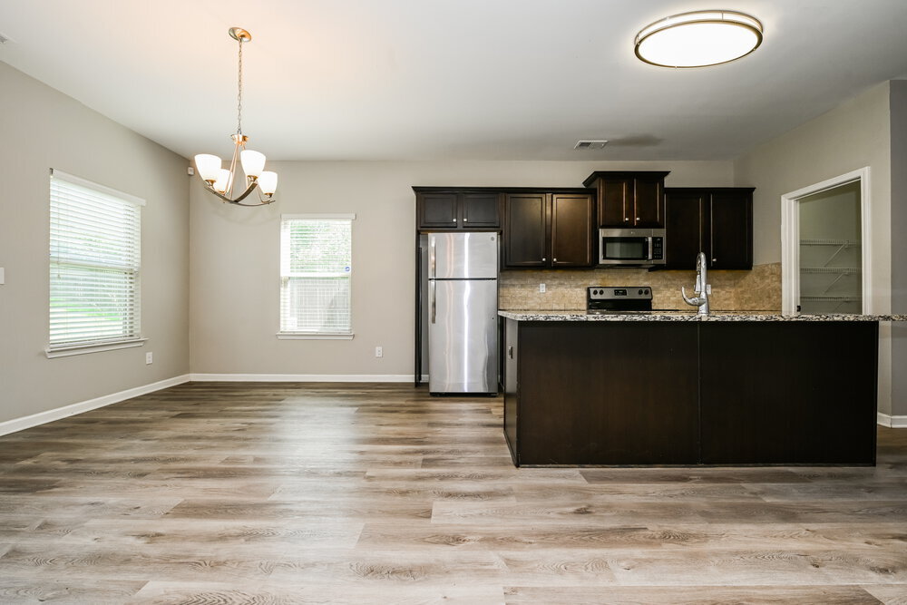 Building Photo - 221 Magnaview Dr