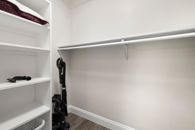 Building Photo - 802 Camelia Dr