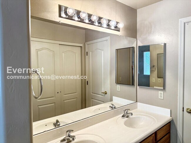 Building Photo - 3-Bedroom Home with Garage / Pet-Friendly ...