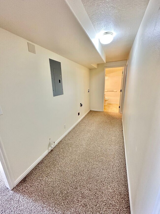 Building Photo - 4 bedrooms plus 2 additional areas. Price Reduced!!