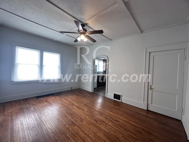 Building Photo - 917 Seminary-