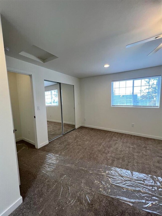 Building Photo - ThomasV