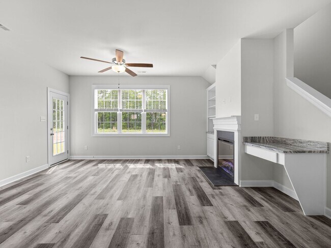 Building Photo - Towne Pointe Beauty!