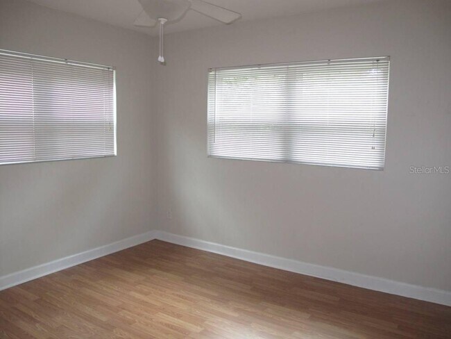 Building Photo - 1803 Pineview Cir