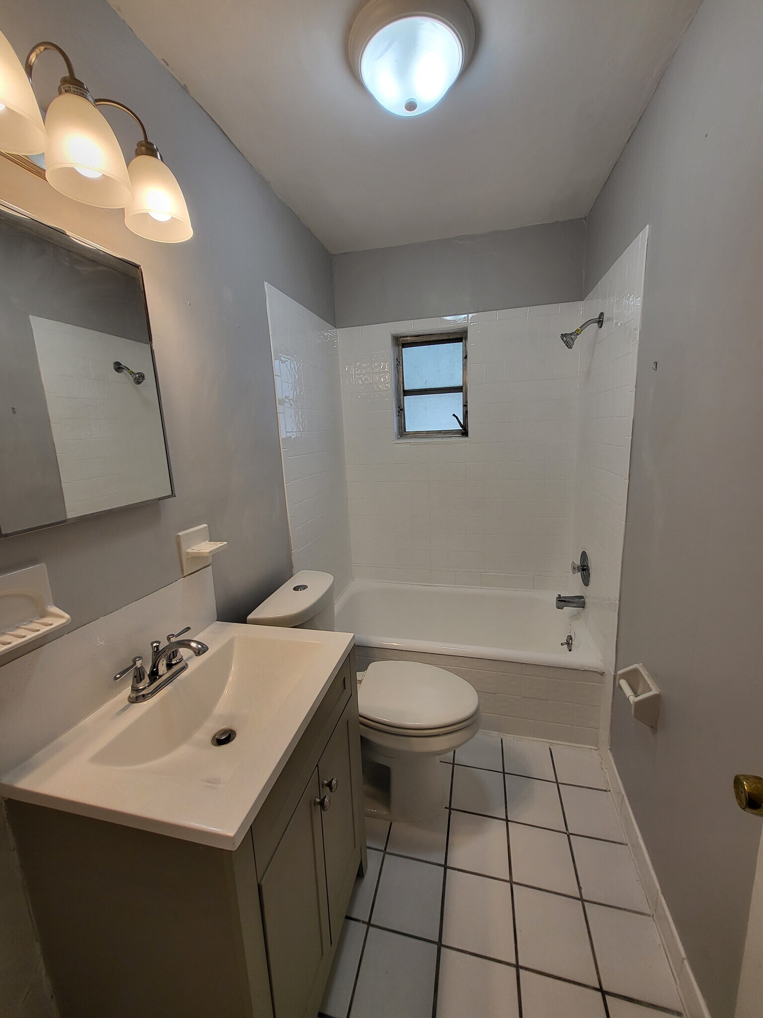 Building Photo - 1718 Pine Grove Ave