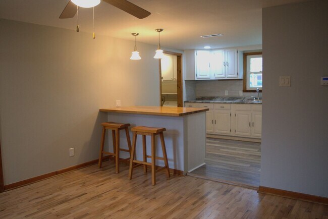 Building Photo - 416 Victoria Dr