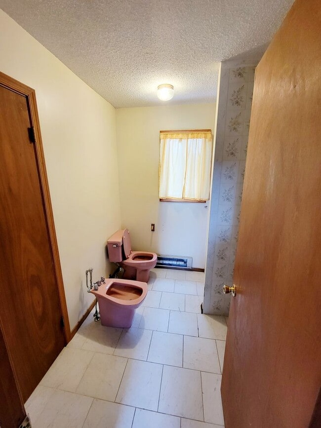 Building Photo - Amazing 4 bedroom with 2 kitchens and Livi...