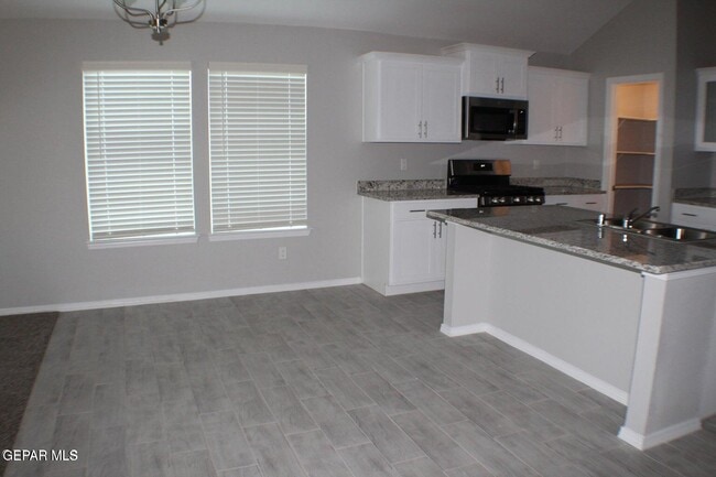 Building Photo - 1014 Rebeca Wy