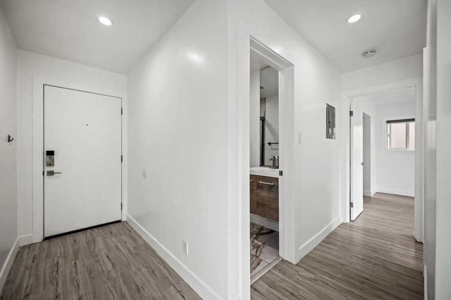 Building Photo - 1101 N Flower St