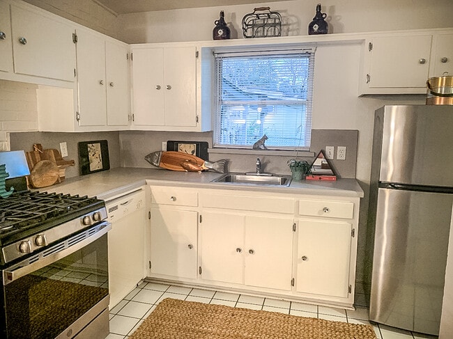 Building Photo - 904 Chevy Chase Dr