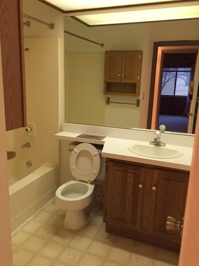 Building Photo - Amite condo available August!