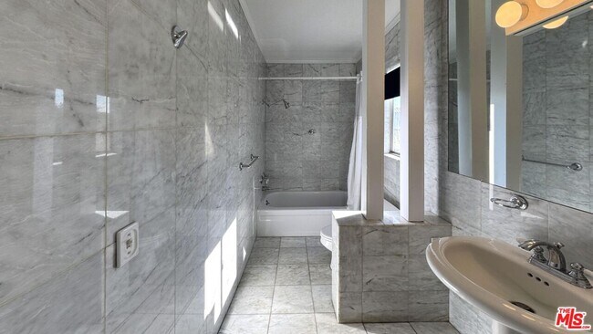 Building Photo - 1134 Alta Loma Rd