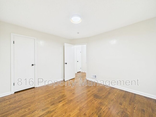 Building Photo - 6000 Longview Rd