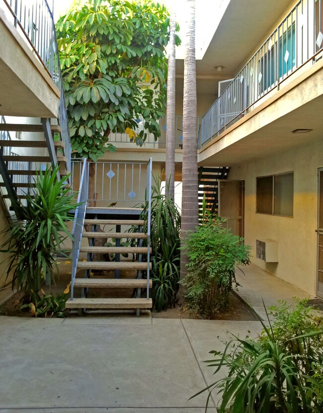 Building Photo - 220 W Spazier Ave