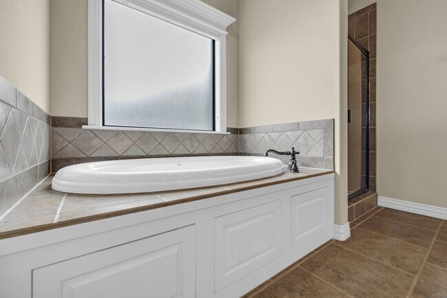 Building Photo - Executive home on double lot in beautiful Enclave at Harvard Ponds.