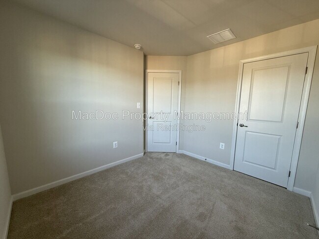 Building Photo - 1100 Rampart Dr