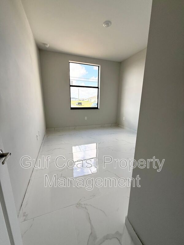 Building Photo - 2015 NE 8th Pl