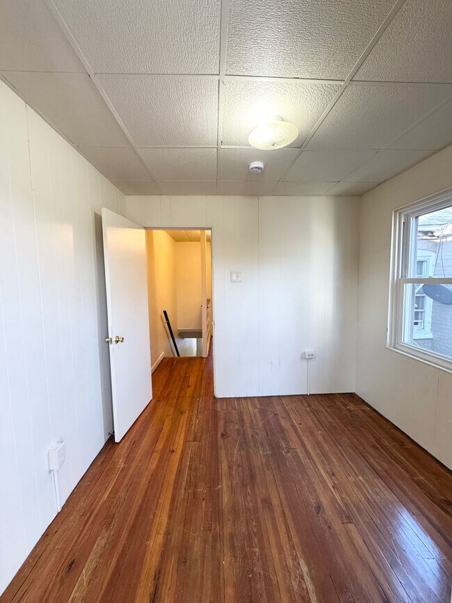 Building Photo - 4 Bedroom Townhome