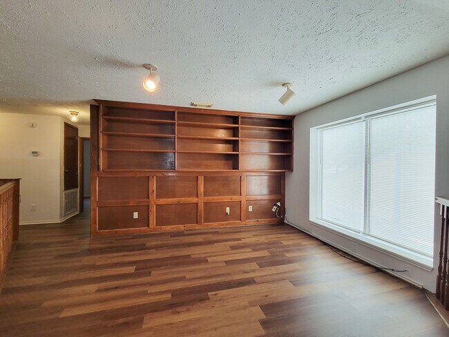 Building Photo - 2030 Creek Valley Ln