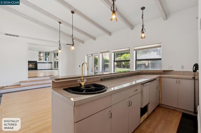 Building Photo - 660 La Casa Via