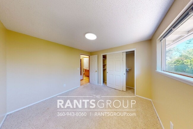 Building Photo - Recently updated 3-bed, 2-bath Rambler in Lacey!