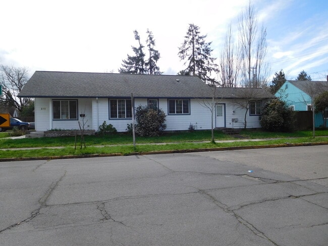 Building Photo - 6 Bedroom 2 bath House Close to Campus