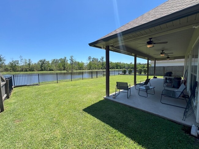 Building Photo - 3 Bedroom 2 Bath home located in Lakeside ...