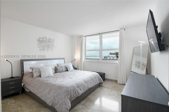 Building Photo - 1155 Brickell Bay Dr