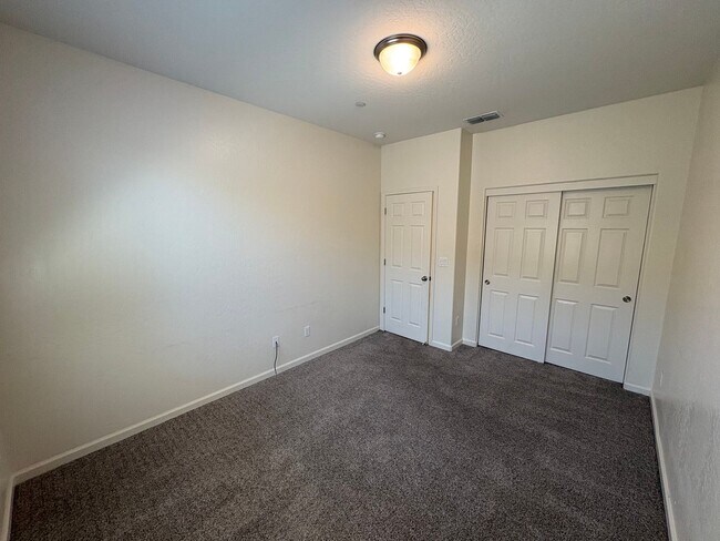 Building Photo - Comfortable NW Visalia Home Rent Ready!