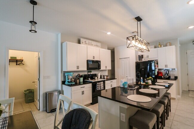 Building Photo - Stunning 4-Bedroom Home in South Fork with...