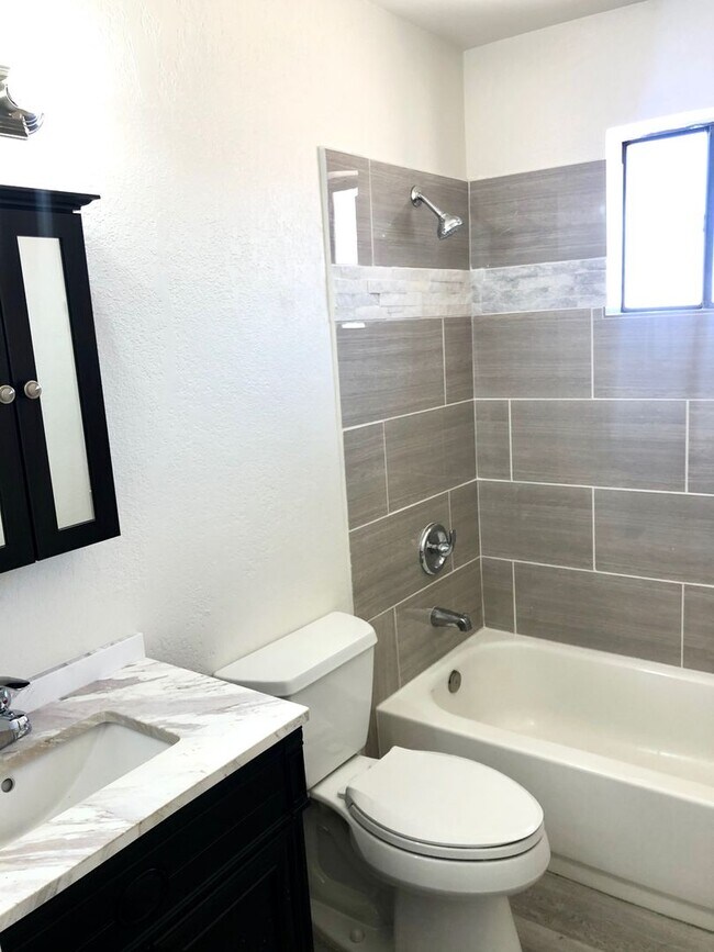 Building Photo - Cute 3 Bedroom Home near Hualapai Mt. School.