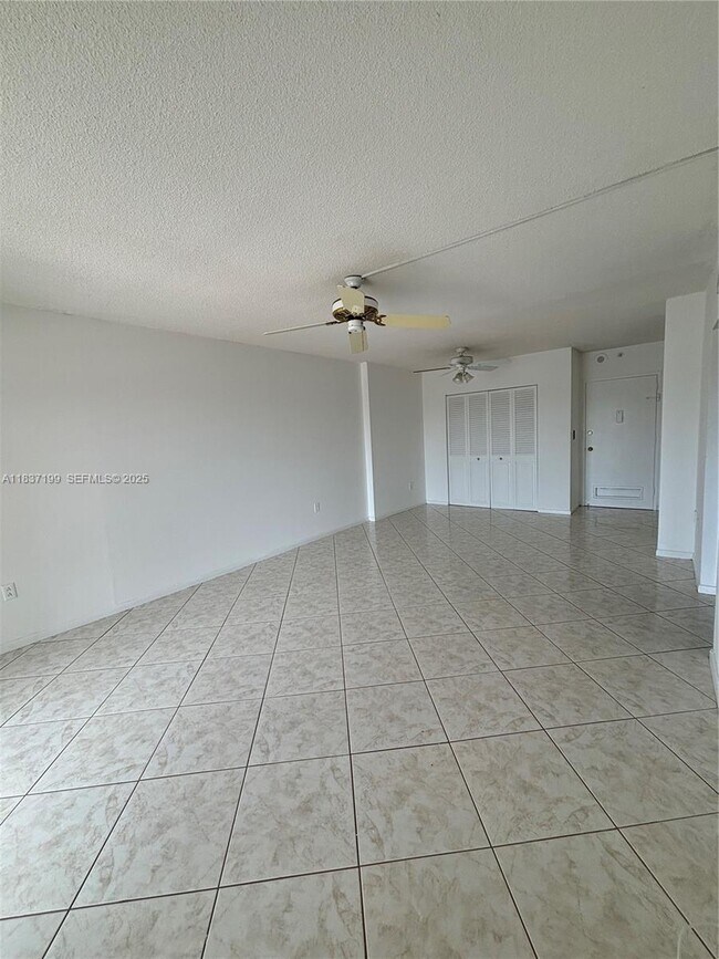 Building Photo - 400 Kings Point Dr