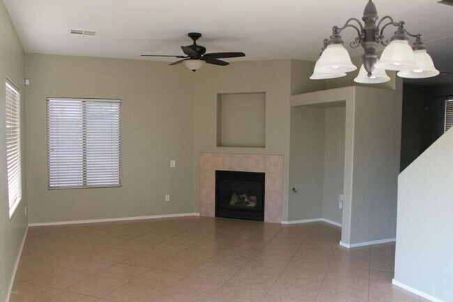 Building Photo - Beautiful 3 Bedroom, 2.5 Bath Home w/Open Floor Plan and Loft! Large Backyard with Fire Pit! Wash...