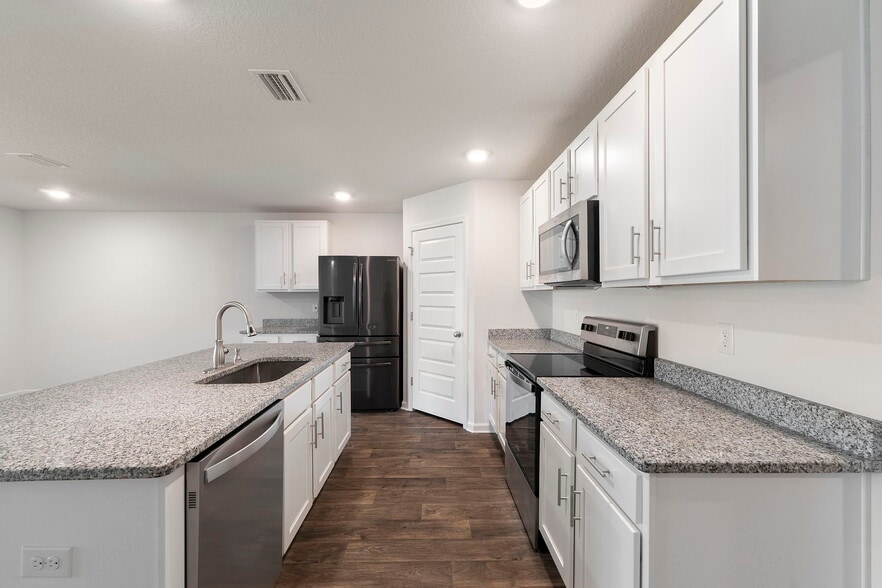 Building Photo - 7805 Lakeside Oaks Dr