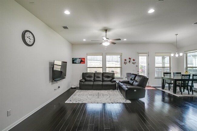 Building Photo - 2921 Zelma Dr