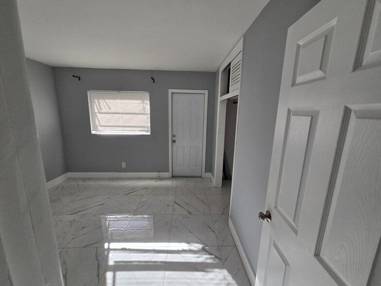 Building Photo - 1021 SW 32nd Ct