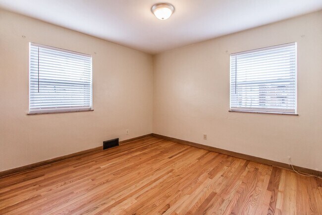 Building Photo - 5005 Winona Ave