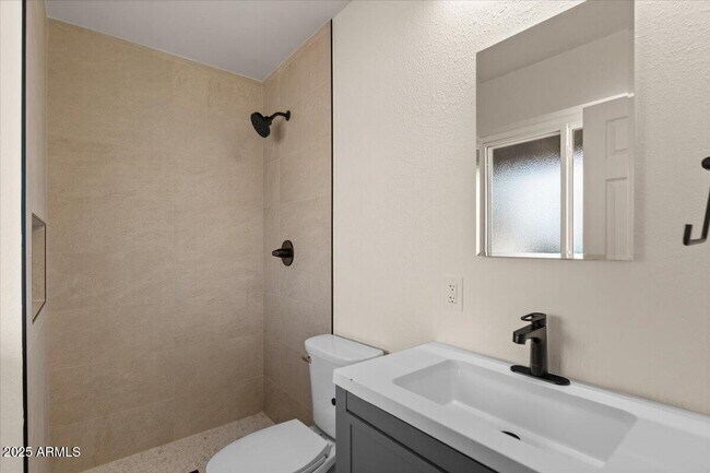 Building Photo - 8617 E Palm Ln