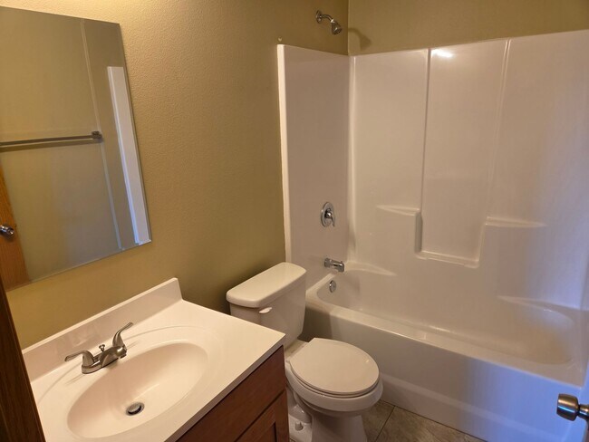 Building Photo - Tschirley  CT Duplex