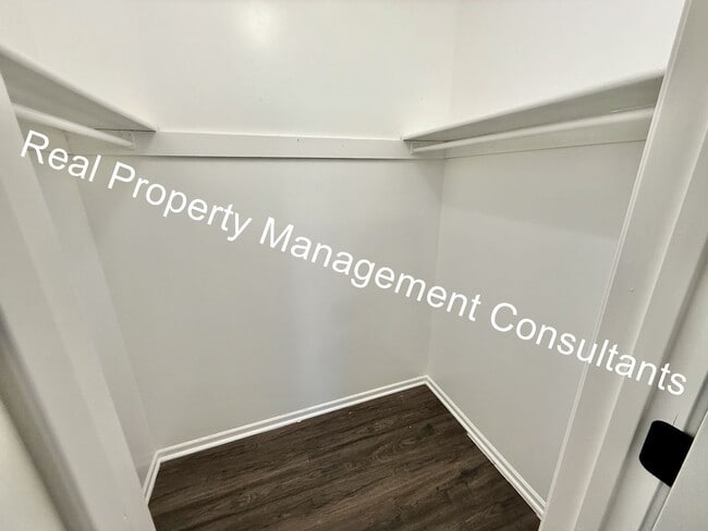 Building Photo - Beautifully Updated Split-Level 3 Bedroom Home! Deposit Free Living Available via Obligo