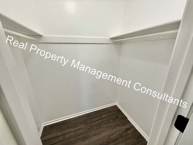 Building Photo - Beautifully Updated Split-Level 3 Bedroom Home in Blue Springs