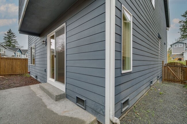 Building Photo - Bright and spacious 3 bed home in nice Lynnwood location!