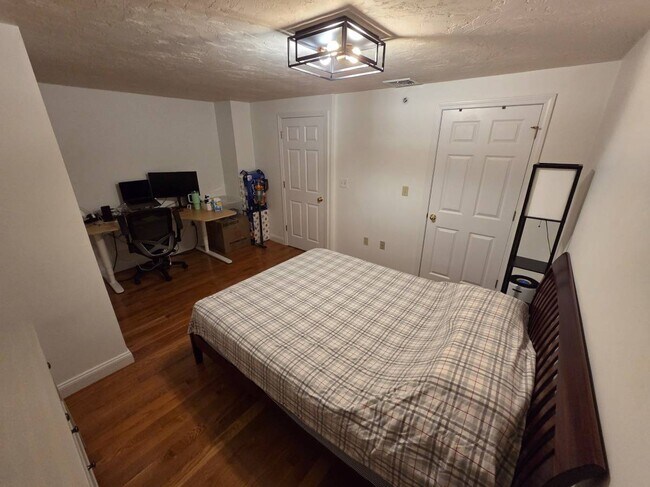 Building Photo - 124 West 7th St. Unit D