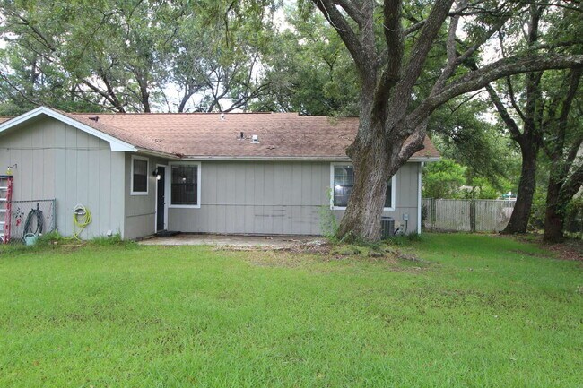 Building Photo - 2BD/1BA Duplex in NE Pensacola – Fenced Ya...