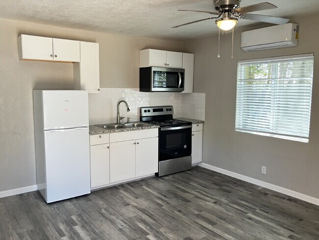 Building Photo - Newly renovated 1 Bedroom